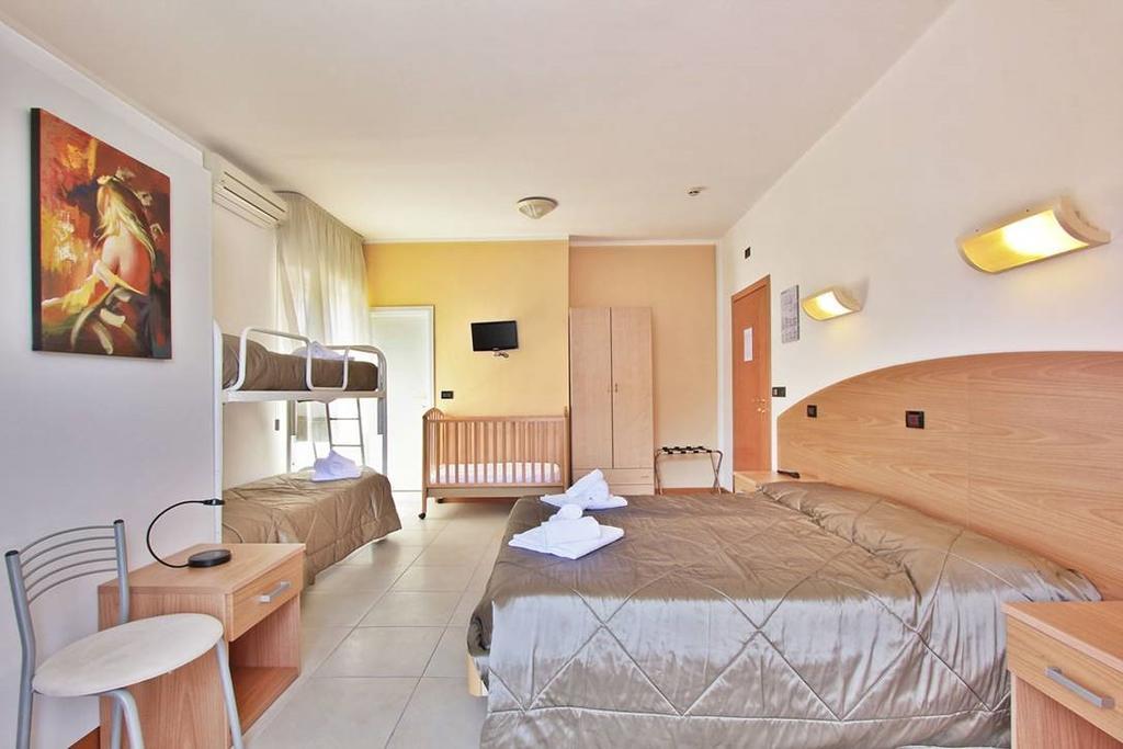 Hotel Carla Линяно Сабиадоро Екстериор снимка
